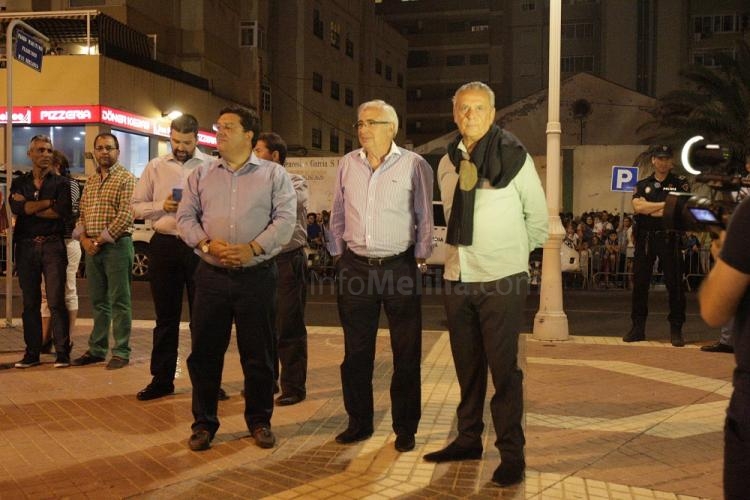 El fuerte viento no impide a los melillenses disfrutar de la noche de San Juan