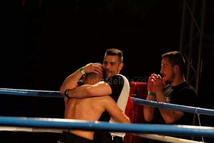 Alejandro Bonilla "Chicho" es abrazado tras un combate, por su entrenador, Carlos Repiso