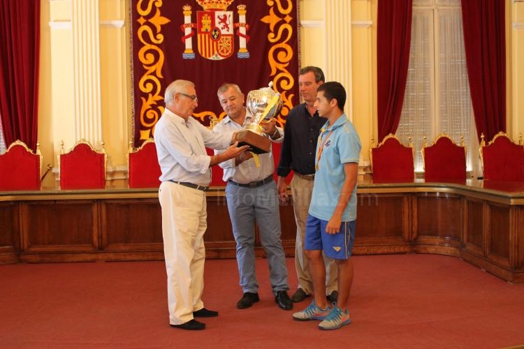La Ciudad recibe en el Salón Dorado a los campeones de España de fútbol playa juvenil