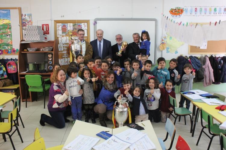 Vicente Del Bosque visita el IEES Lope de Vega de Nador