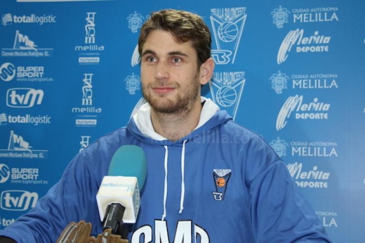 Javi González en plena comparecencia en rueda de prensa