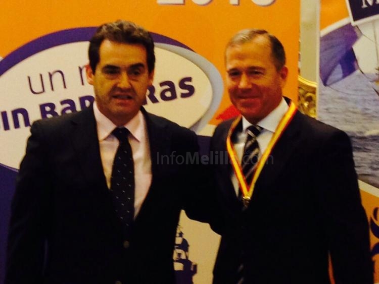 El Consejero de Deportes Miguel Marín, luciendo orgulloso su flamante medalla de la Real Federación