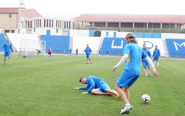 La U.D. Melilla se ejercita tras la victoria en Arroyo de la Luz