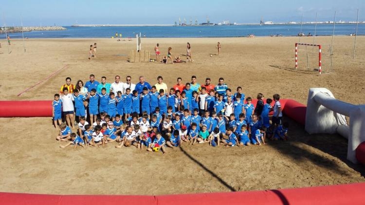 La Escuela de la Fundación de la FMF pasa un día jugando al fútbol playa