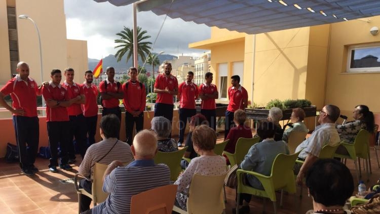 El Club Voleibol Melilla ha visitado el centro de día para mayores