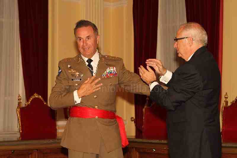 Melilla hace entrega de su Medalla de Oro al teniente general Alfredo Ramírez Fernández y a la ONG VIAS