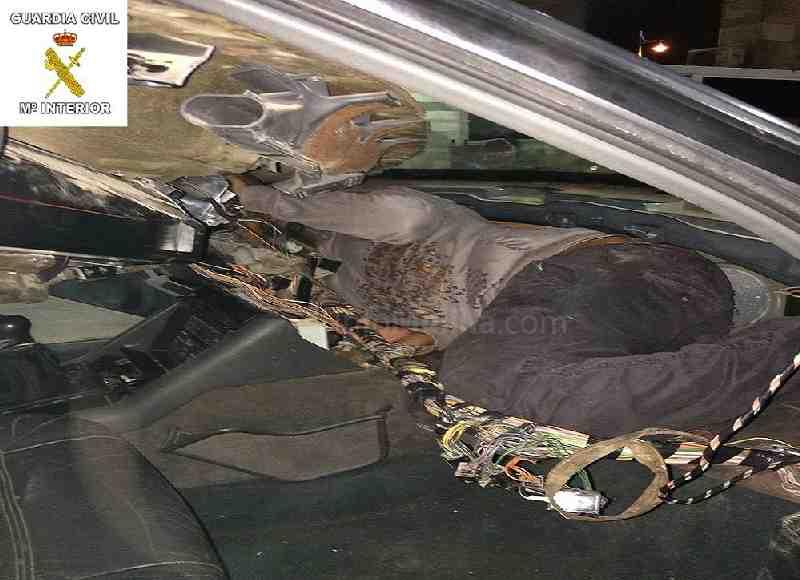Detenido en Melilla por llevar a 3 personas en dobles fondos en un vehículo