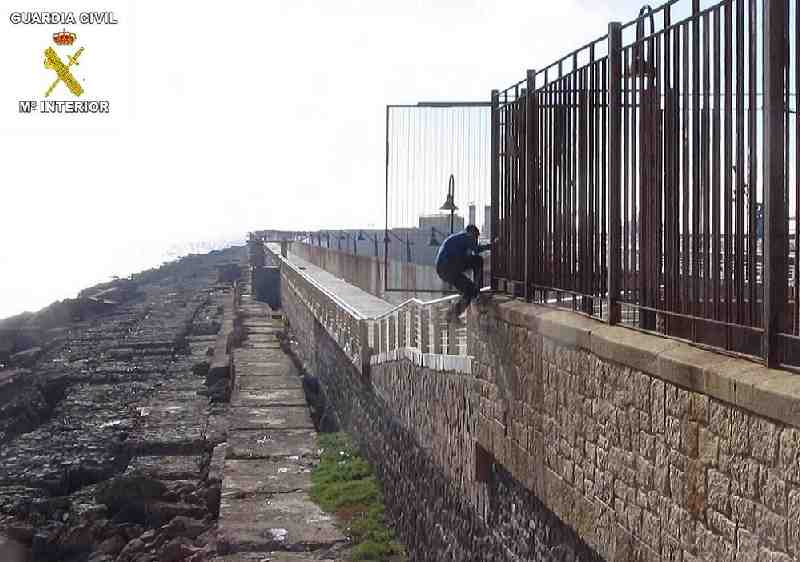 Tres menores inmigrantes apedrean a un guardia civil para colarse en el puerto de Melilla