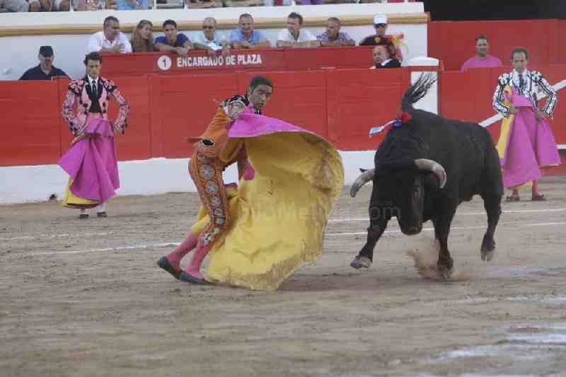 Padilla forma un lío de cuatro orejas y un rabo en la goyesca de Melilla