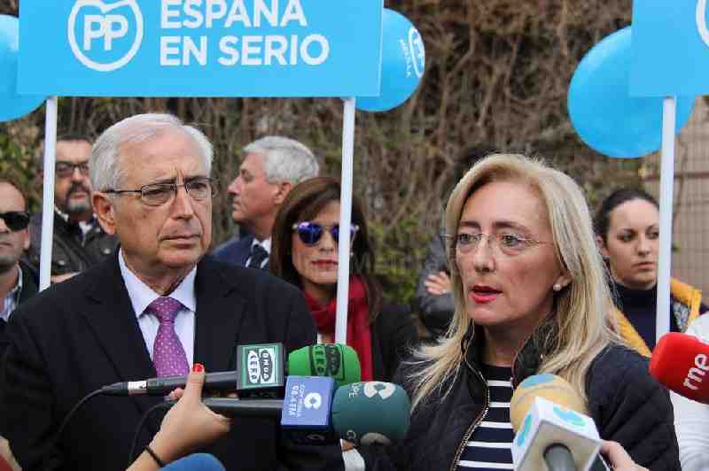 María del Carmen Dueñas junto a Juan José Imbroda