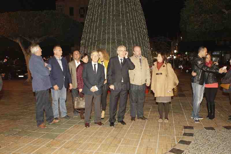 Unas 350.000 bombillas de colores adornan ya las calles de Melilla y recuerdan que se aproxima la Navidad