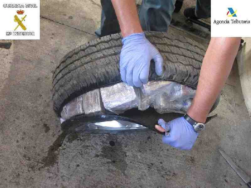 La Guardia Civil halla 27 kilos de hachís ocultos en la rueda de repuesto de un vehículo