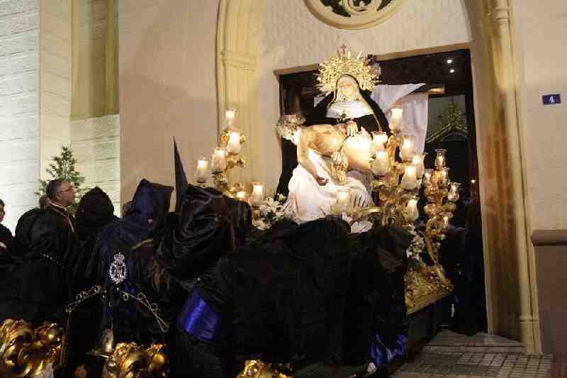 Sobriedad y elegancia en el Viernes Santo melillense enlutado por la muerte de Cristo