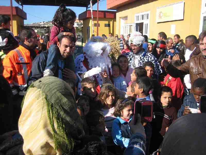 Los Reyes Magos no olvidan en su visita a Melilla a los niños que pasan momentos complicados
