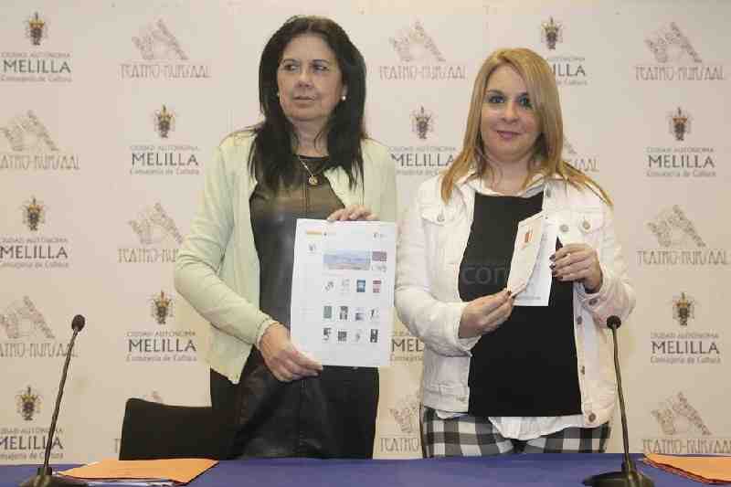 Simi Chocrón junto a Sonia Gil, directora de la biblioteca