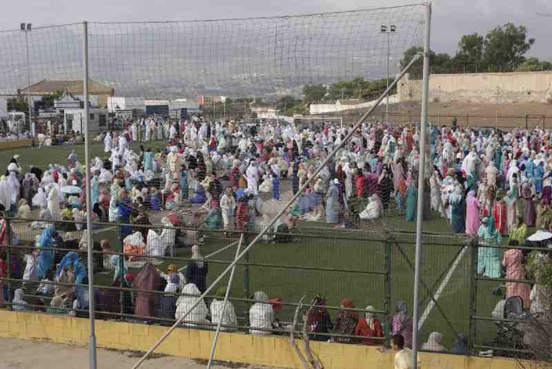 Con el tradicional rezo multitudinario miles de melillenses han iniciado la festividad del Air El Fitr