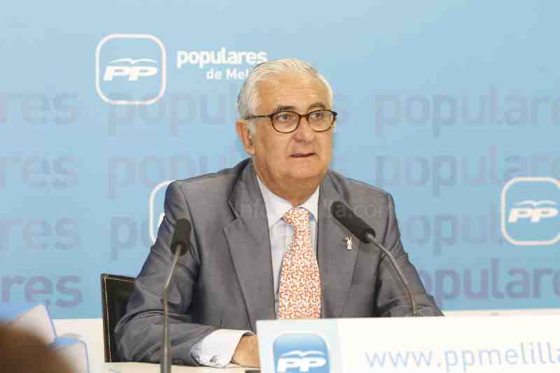 El diputado por Melilla asiste al minuto de silencio guardado en el Congreso por el atentado terrorista llevado a cabo en París