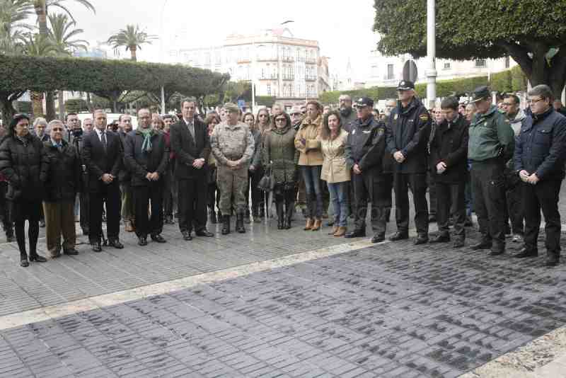 Melilla recuerda a las víctimas del accidente aéreo con un minuto de silencio