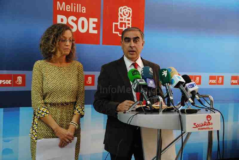 Martínez Olmos junto a la candidata socialista a la Presidencia de Melilla