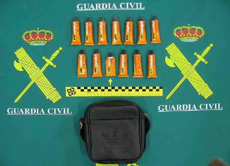 Botes de pegamento hallados