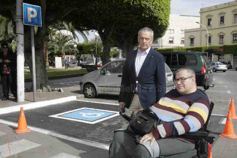 Las plazas de aparcamiento de discapacitados incluirán frases de concienciación de su uso