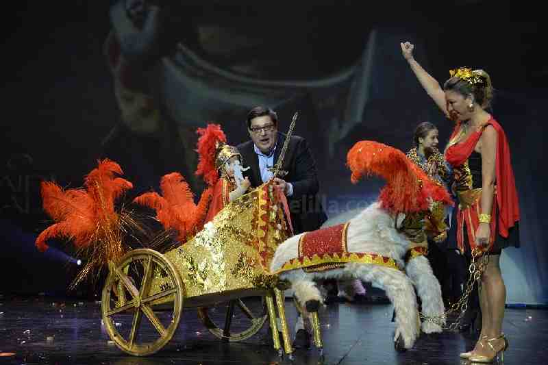 Alba García, elegida Reina Infantil del Carnaval 2015 en un Kursaal abarrotado de diversión