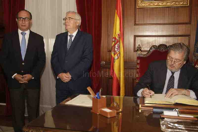 Méndez de Vigo anuncia el aumento en un 125 por ciento de las ayudas para la adquisición del material escolar a partir de este mismo curso