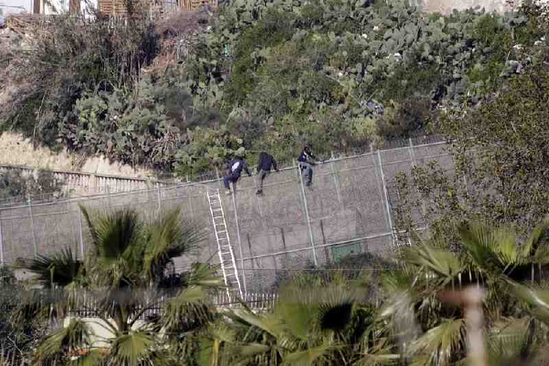 La Guardia Civil frustra un intento de salto a la valla de Melilla protragonizado por un 70 inmigrantes, aunque cinco de ellos han logrado entrar