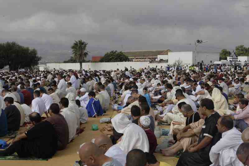 Con el tradicional rezo multitudinario miles de melillenses han iniciado la festividad del Air El Fitr