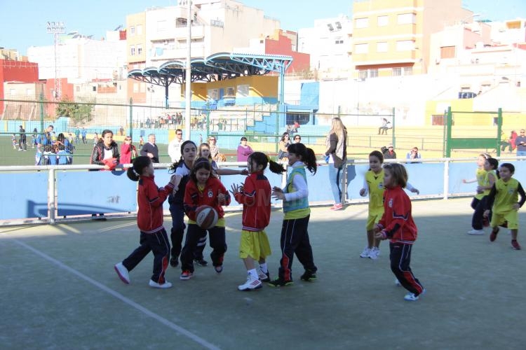 Los Reyes Magos sorprenden a los niños de la Escuela de la Fundación de la FMF