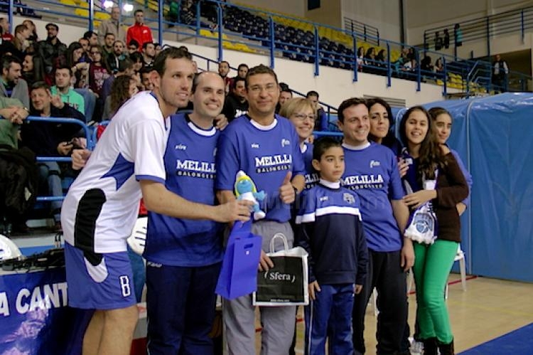 La Peña Pitufilla haciendo la entrega del trofeo al mejor jugador de la primera vuelta a Carles Brav