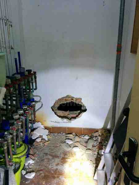 Detenidos tres individuos que intentaban robar en el interior de un supermercado practicando un butrón