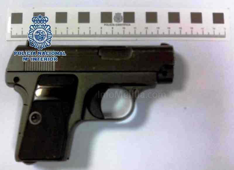 Policía Nacional y Policía Local colaboran en la detención de un individuo armado tras agredir a un joven