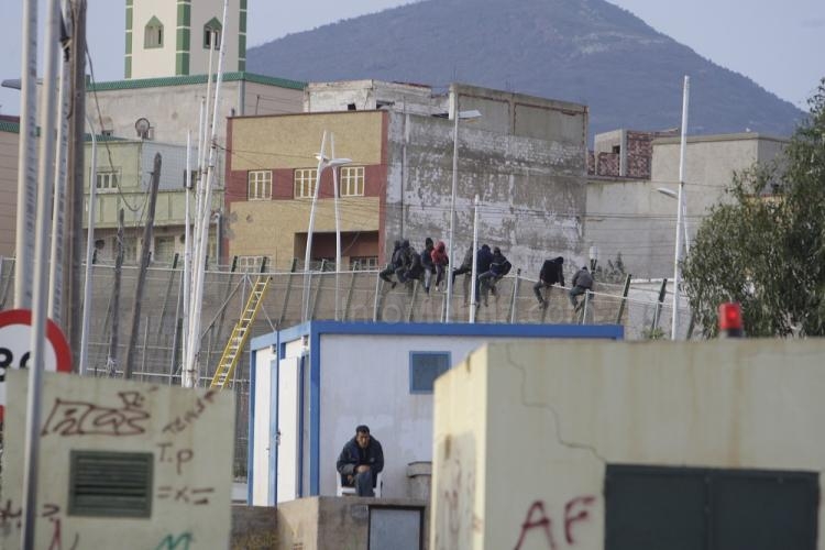 Más de 600 inmigrantes intentan saltar la valla fronteriza durante toda la noche, 40 de ellos logran entrar