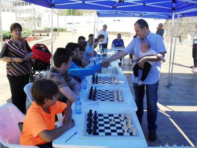 El GM con su pequeña hija en brazos