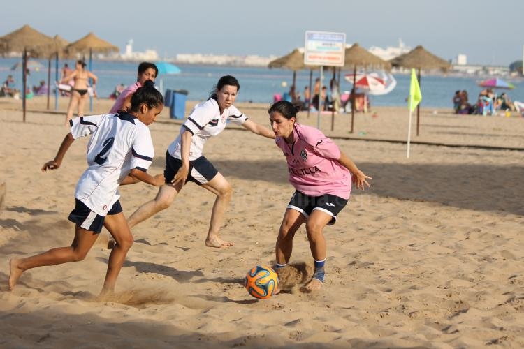 Torreblanca Melilla A se lleva el título de fútbol playa en féminas, tras una emocionante final ante la Peña Real Madrid