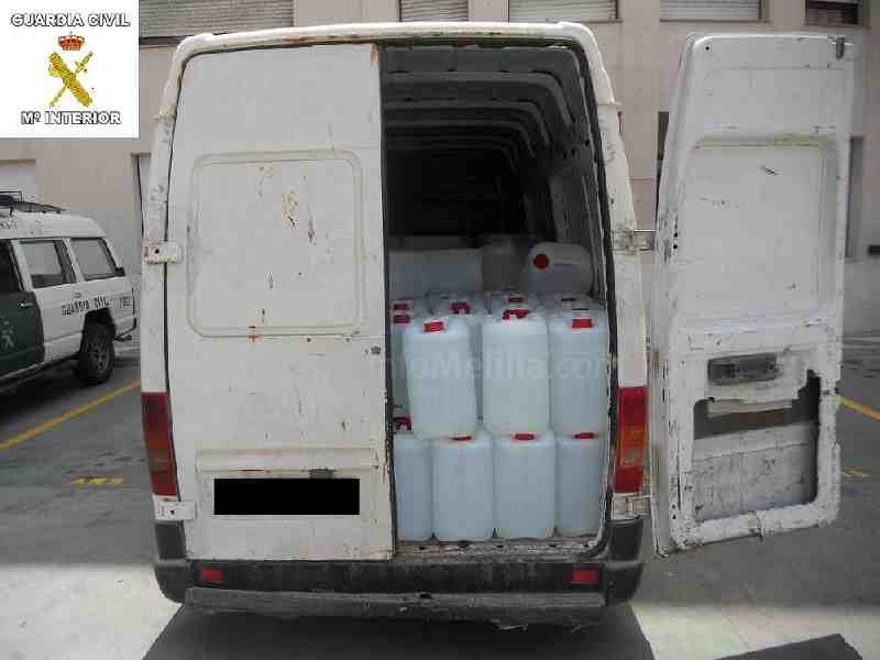 Detenido el conductor de una furgoneta que circulaba con 5.000 litros de alcohol distribuidos en 200 garrafas de 25 litros