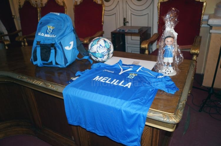 La U.D. Melilla recibe la enhorabuena del presidente de la Ciudad Autónoma