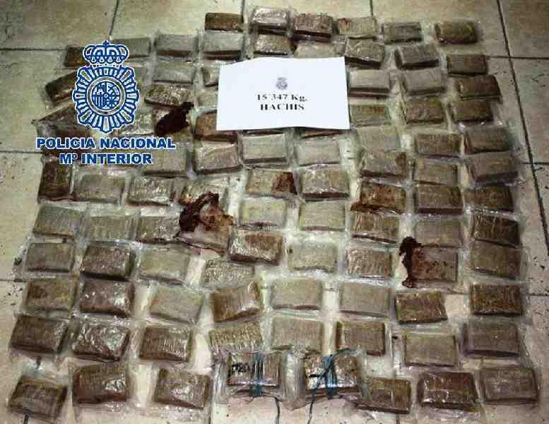 La Policía Nacional detiene a una joven con 103 paquetes de hachís ocultos en su vehículo