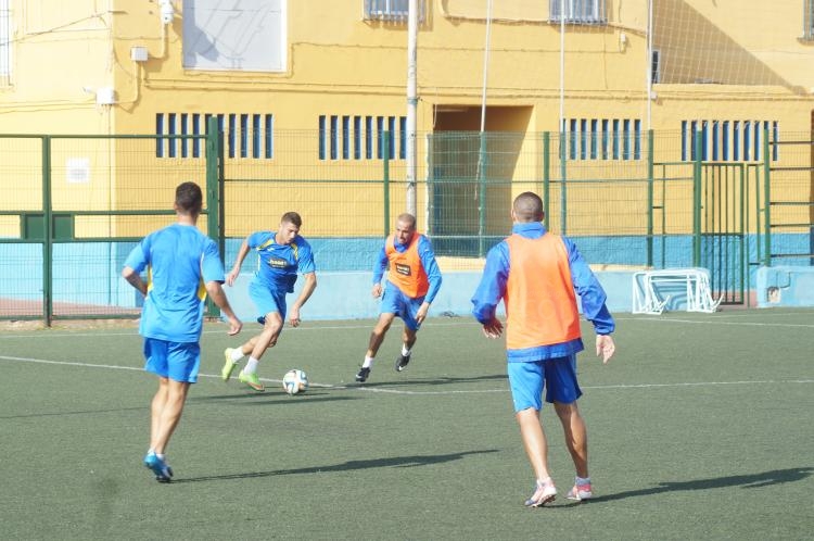 La U.D. Melilla se ejercita con las bajas de Guille Roldán y Richi