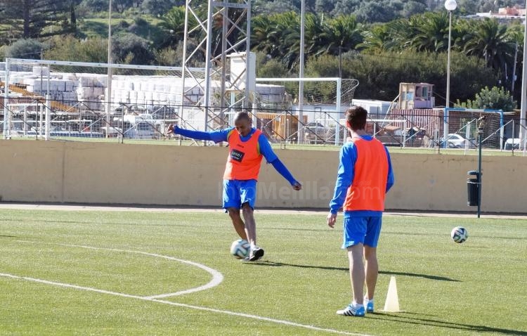 Unión Deportiva Melilla: Sesión liviana en el campo de La Cañada