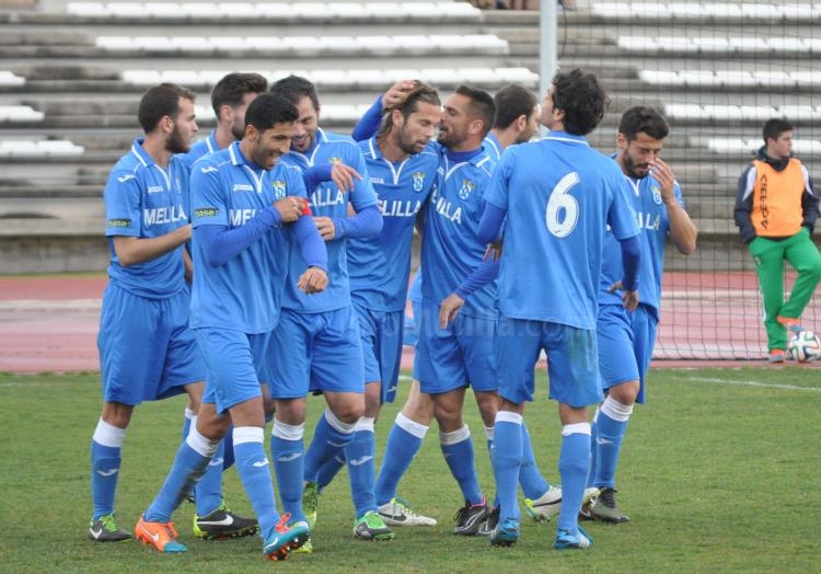 Los jugadores azulinos se saludan efusivamente tras lograr Maanan el 0-1, a la postre resultado def