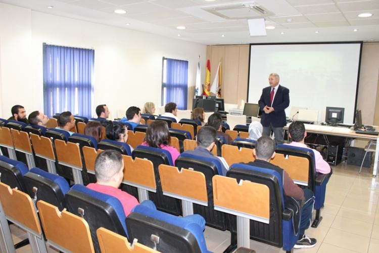 Los alumnos del curso de Operaciones auxiliares de organización de actividades y funcionamiento de instalaciones deportivas reciben su diploma acredit