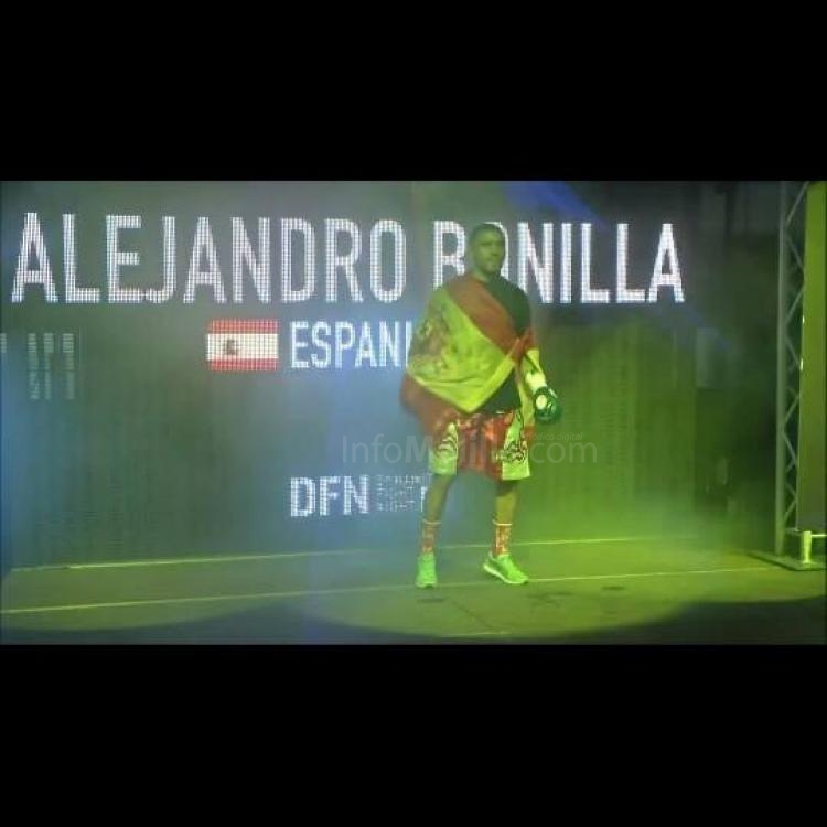 Alejandro al final de uno de sus combates, siempre envuelto en la Bandera Nacional