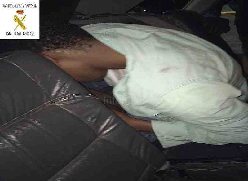 Detenido en Melilla por llevar a 3 personas en dobles fondos en un vehículo