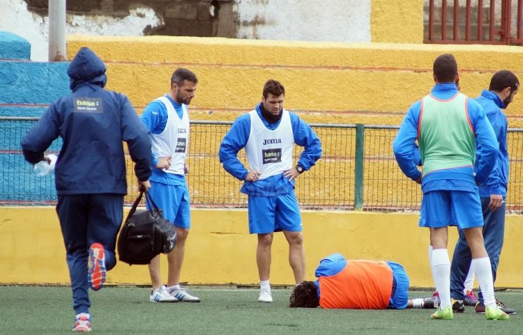 La U.D. Melilla hace frente al temporal en La Espiguera