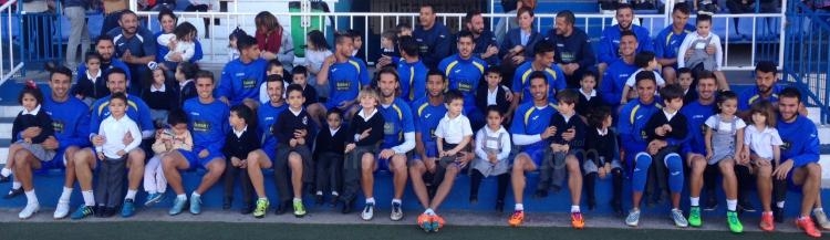 Unión Deportiva Melilla: Los niños del infantil del CEIP Reyes Católicos visitaron al equipo en el estadio