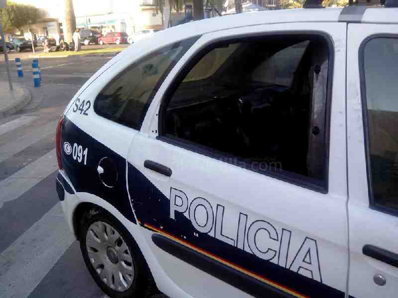 Agentes de la Policía Nacional rescatan a un polizón de morir ahogado