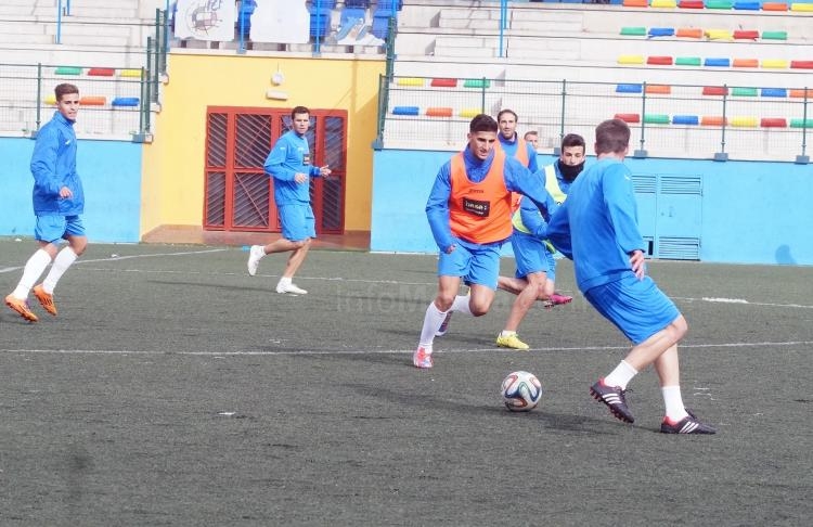 La U.D. Melilla se ejercita con varias bajas por precaución