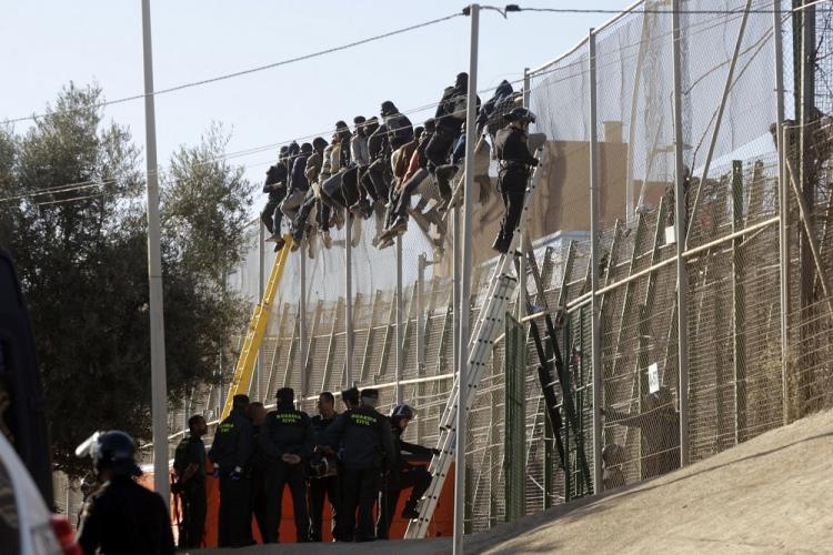 Dos inmigrantes logran acceder a Melilla tras un intento protagonizado por casi un centenar